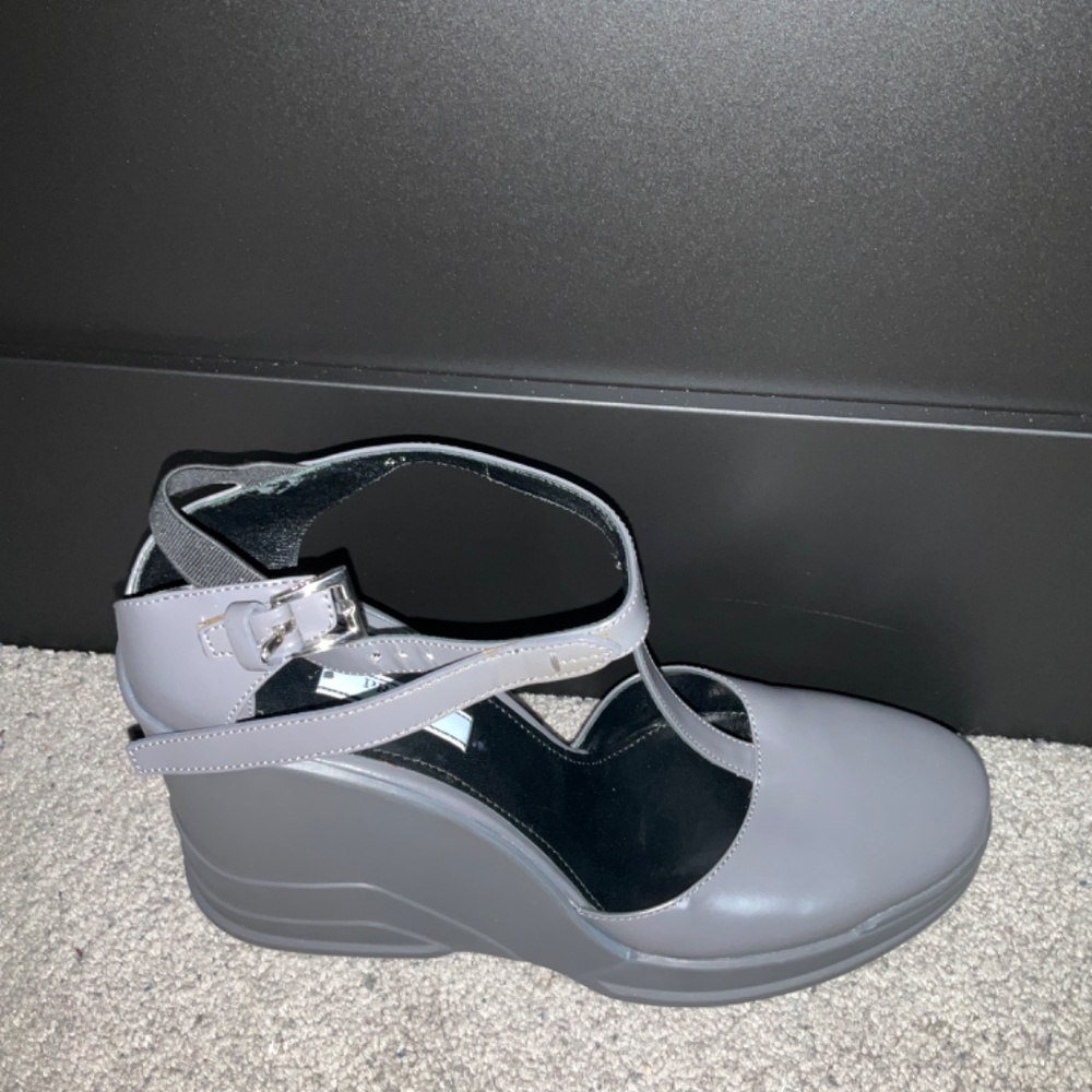 Prada - Picture 9 of 14